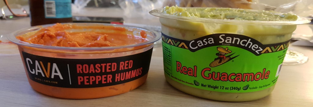 Houmous au poivron rouge et Guacamole avec des mporceaux d'avocats achetés au wholefood de dublin californie 