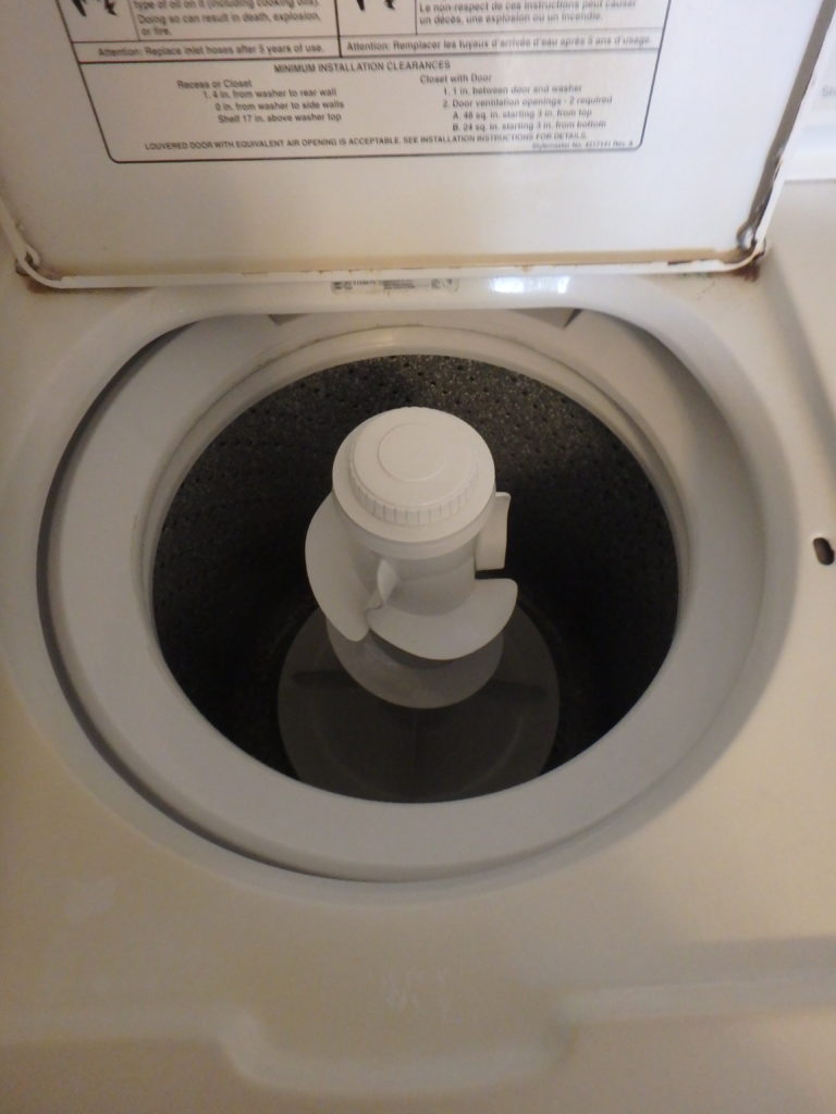 La machine à laver n'est pas non plus un petit gabarit, en plus d'être assez étrangement fichue...