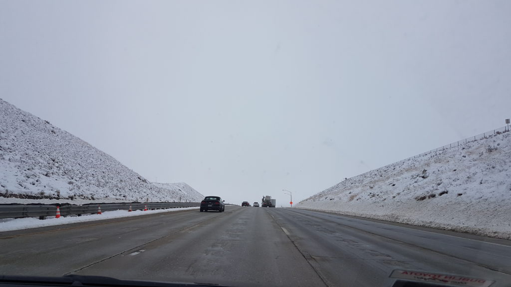 la neige tient un peu sur la route