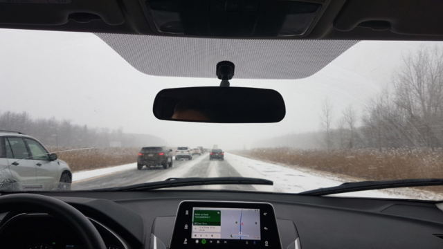 Sur la route entre Québec et Montréal....il continue de neiger.