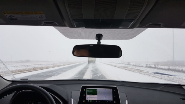 Sur la route entre Québec et Montréal....il continue de neiger.