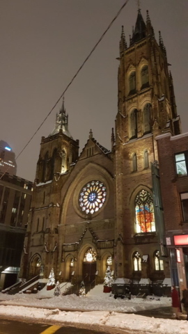 Une église dans Montréal lorsque le jour tombe.
