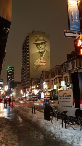 Murale de Leonard Cohen sur un building à Montréal.