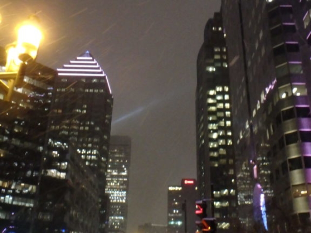 grattes-ciel illuminés dans le centre-ville de Montréal