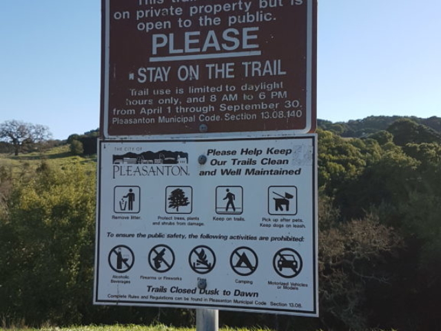 Panneau avec les règles du parc preserve area trail