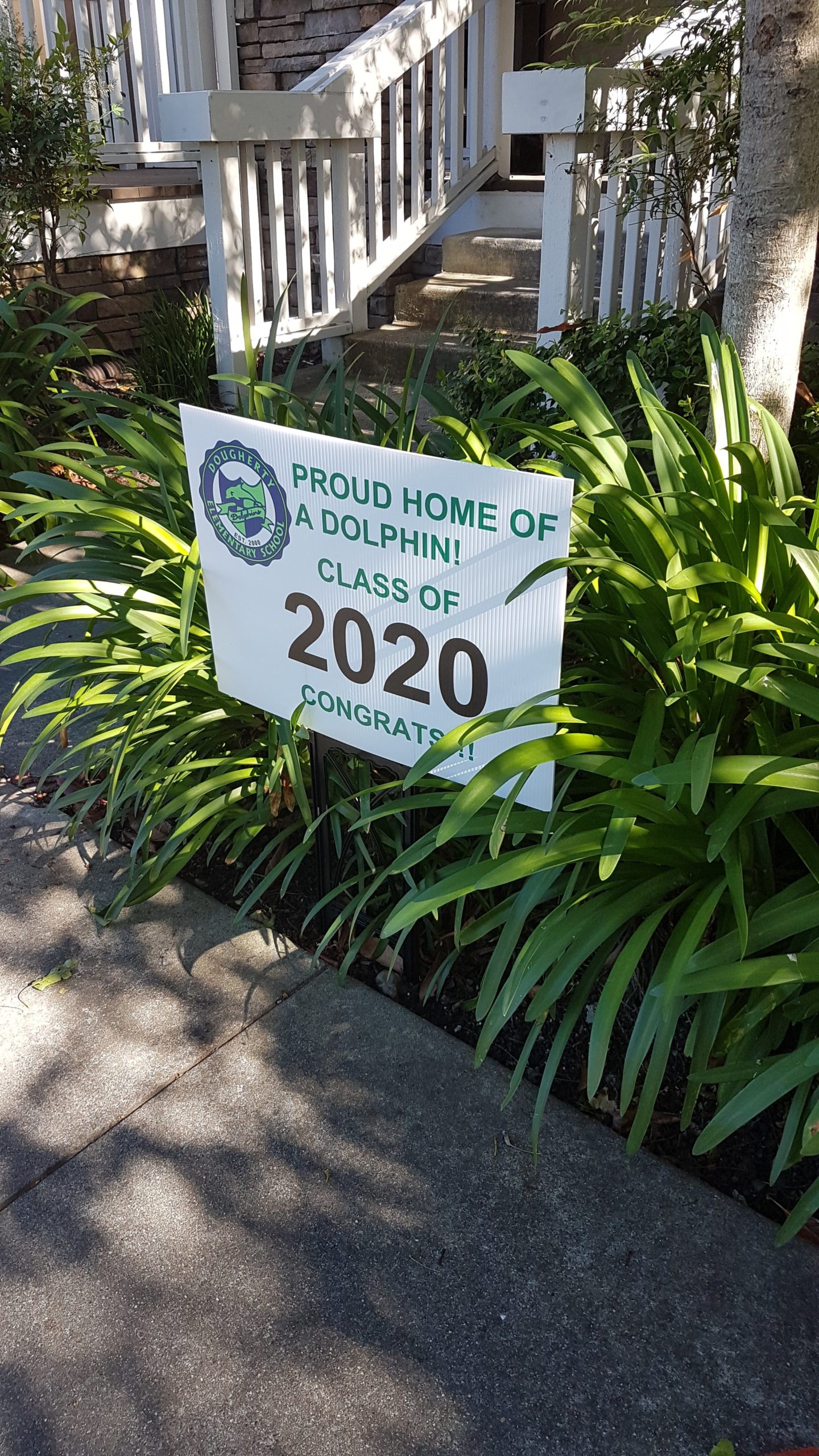 panneau graduation sur la pelouse d'une maison américaine